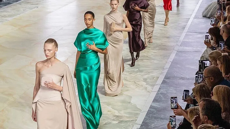 Cores que combinam com verde em roupas: guia por tonalidade