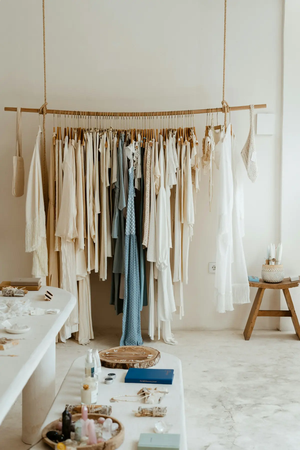 Arara com roupas claras organizadas em um ambiente de tons naturais