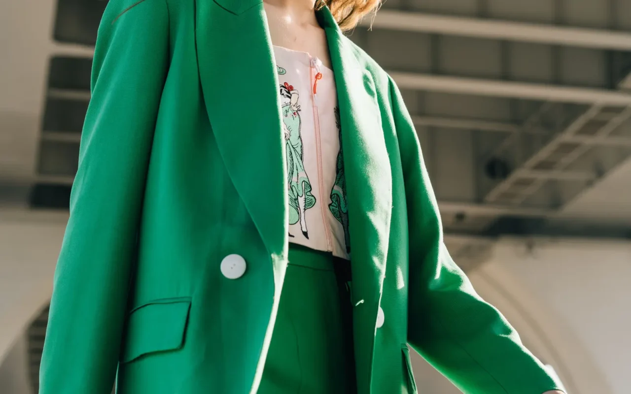 Cores que combinam com verde em roupas: guia por tonalidade