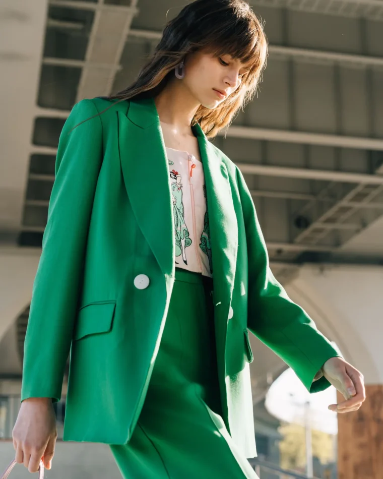 Cores que combinam com verde em roupas: guia por tonalidade