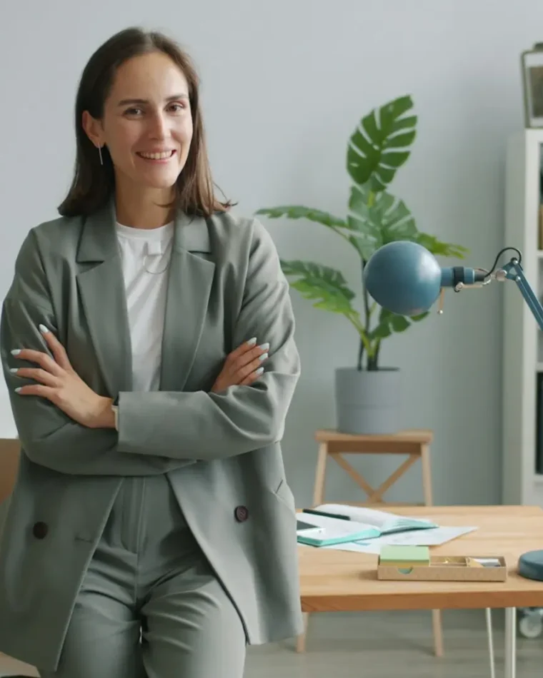 Cinza combina com que cor de roupa? Combinações que fazem sentido para você